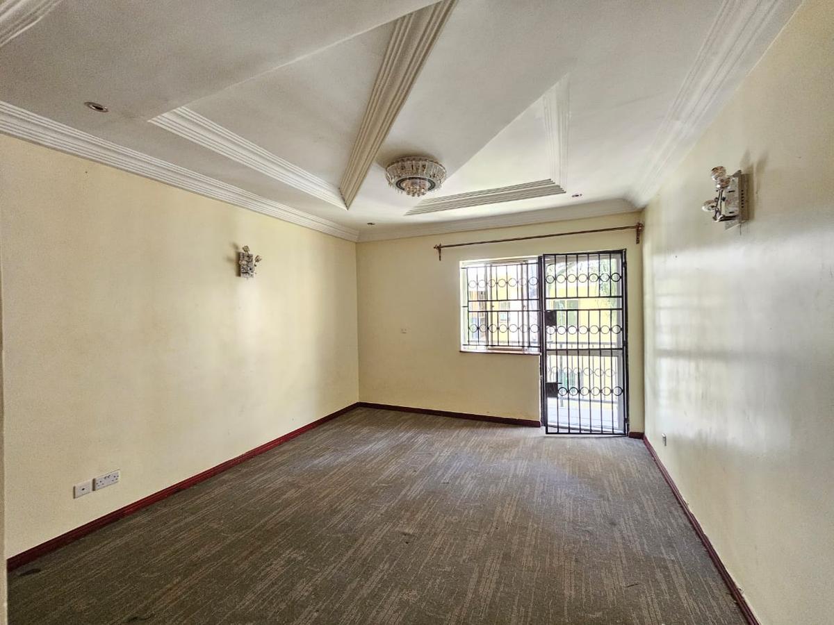 5 Bed House with En Suite in Lavington - 10