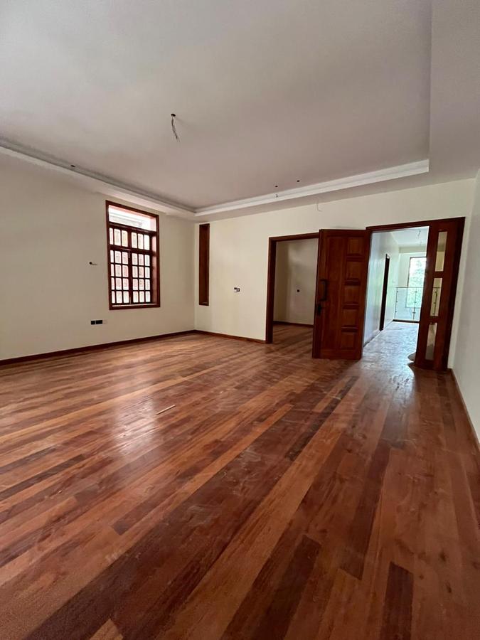 7 Bed Townhouse with Garden in Lavington - 4