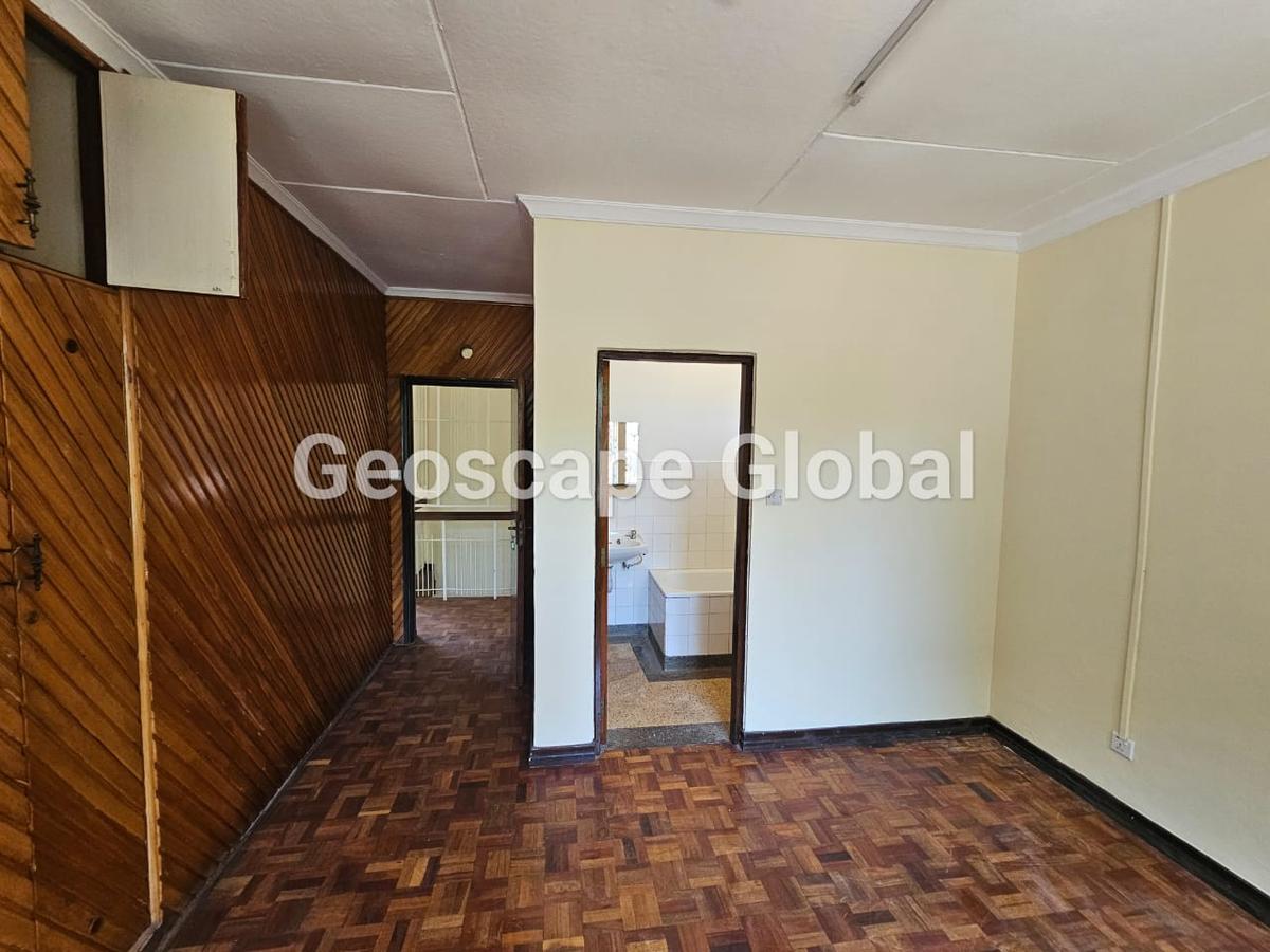 5 Bed House with En Suite in Runda - 11