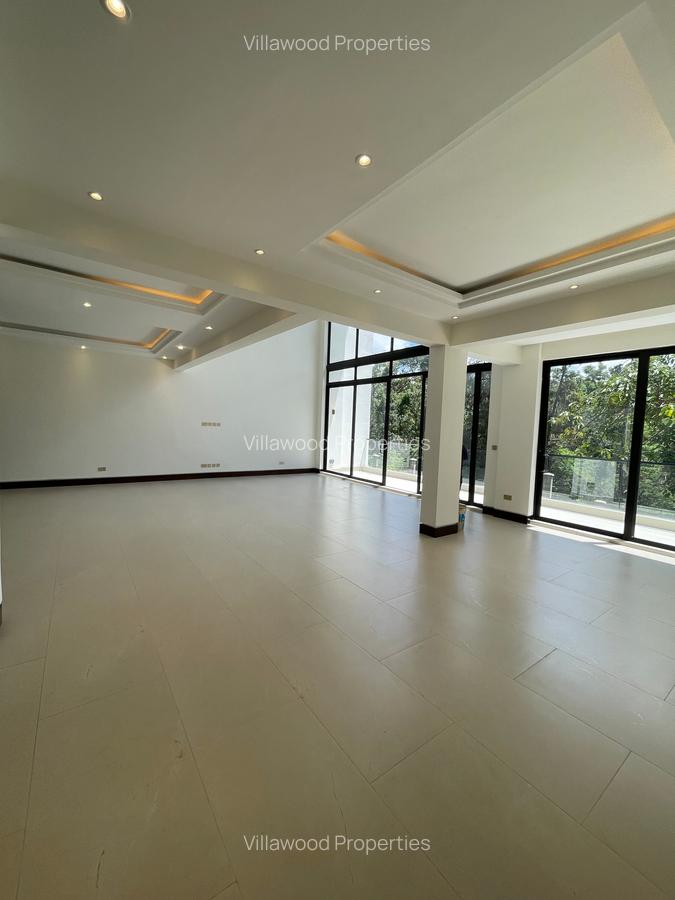 6 Bed Villa with En Suite in Spring Valley - 3