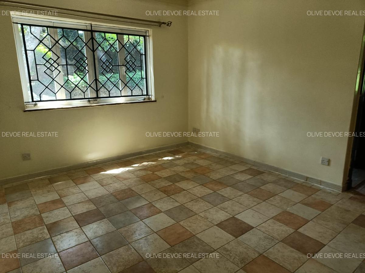 4 Bed House with En Suite in Hill View - 2