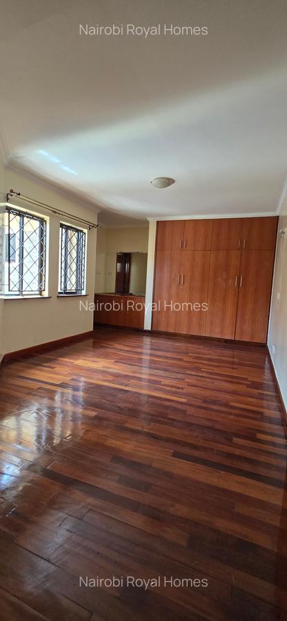5 Bed Townhouse with En Suite at Lavington Off Convent - 13