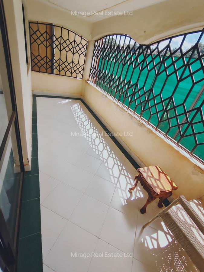 6 Bed House with En Suite in Lavington - 12