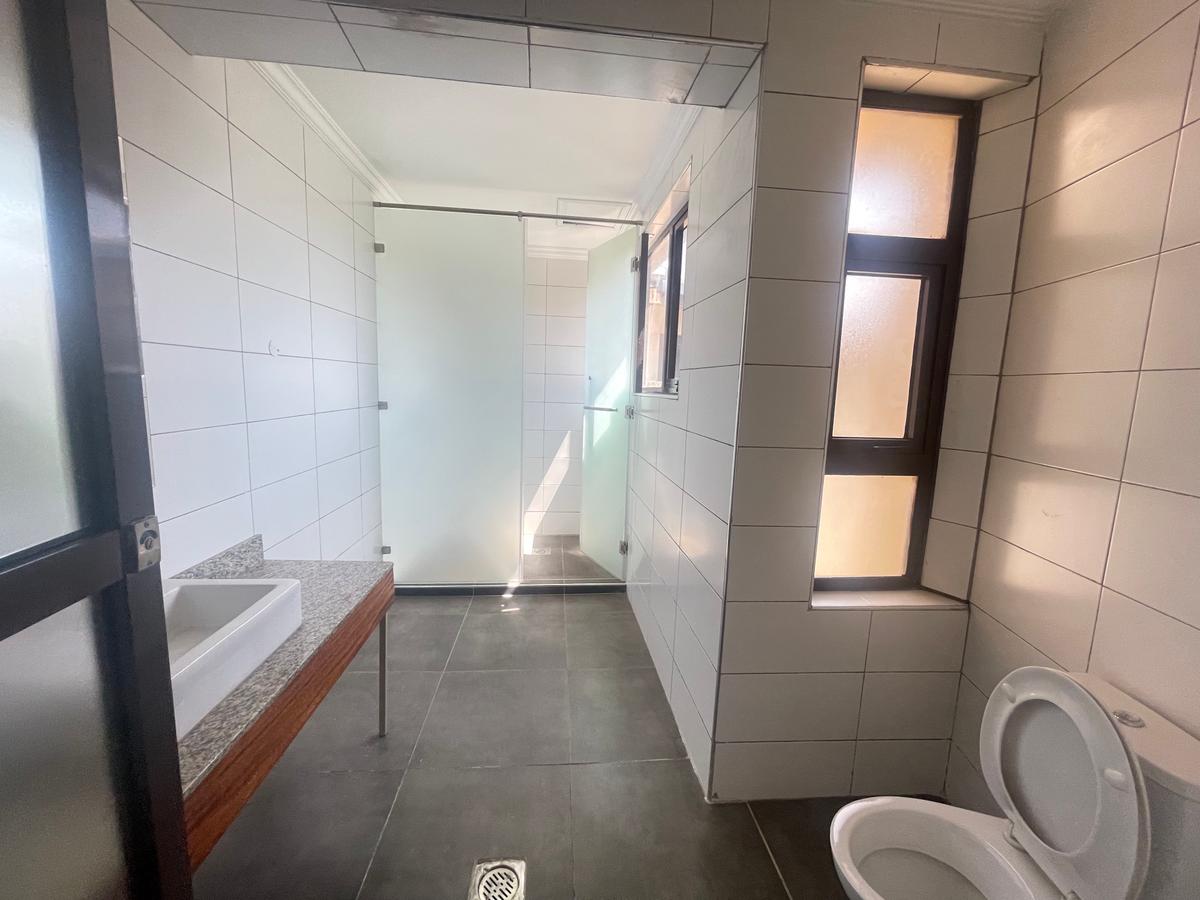 4 Bed Apartment in Riverside - 5