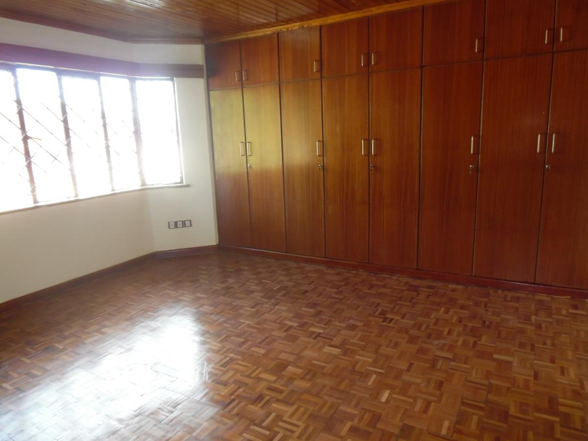 4 Bed Townhouse with En Suite at Lavington - 11