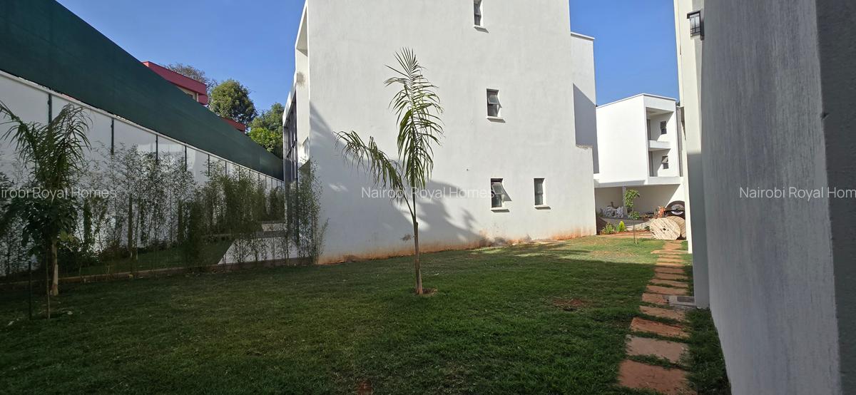 5 Bed Townhouse with En Suite at Lavington Green - 4