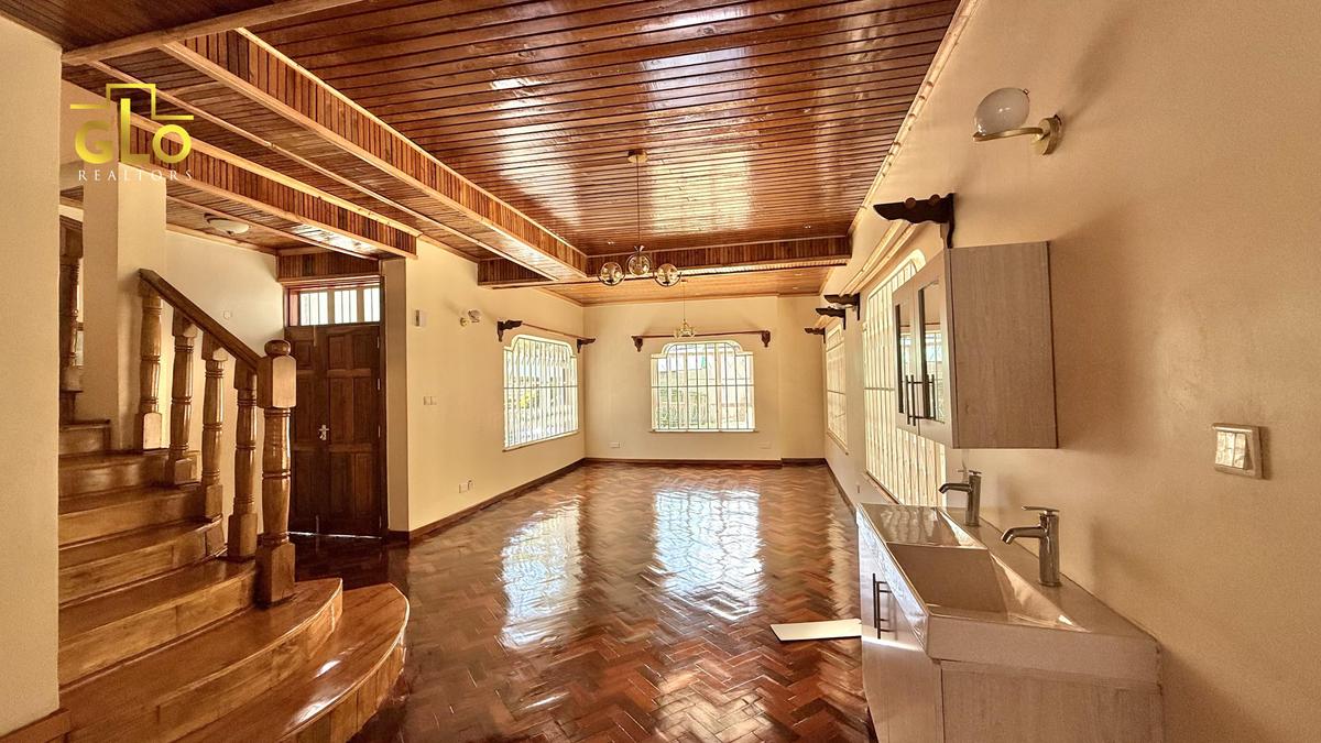4 Bed Villa with En Suite in Spring Valley - 1
