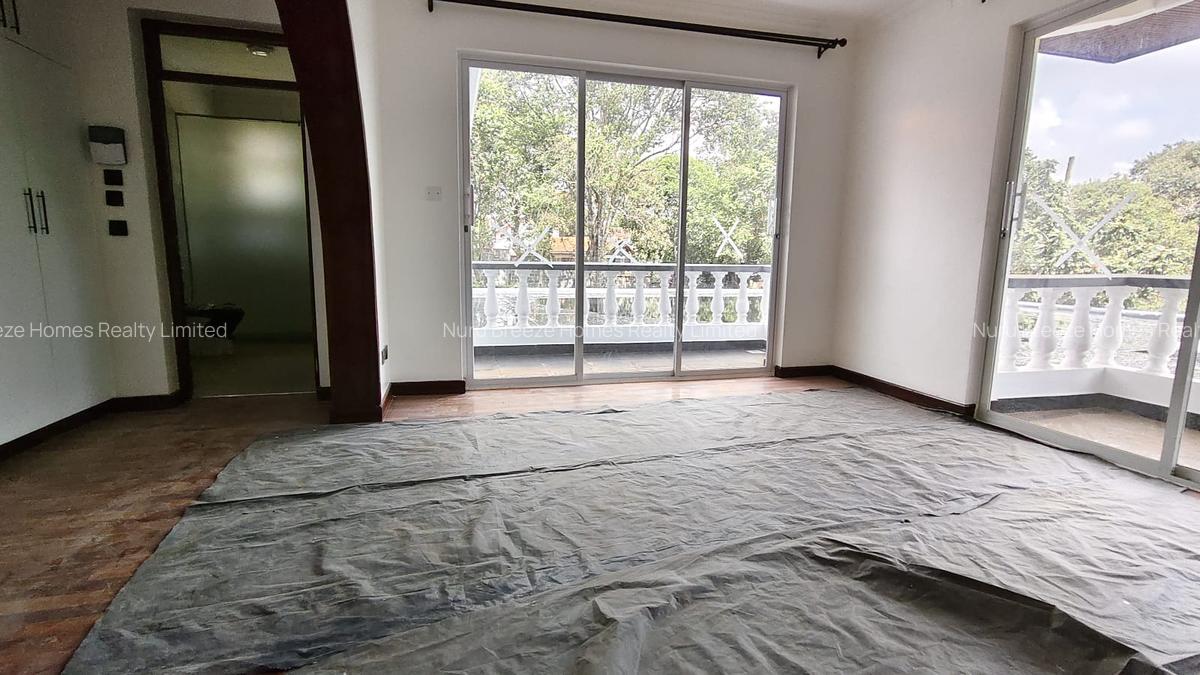 5 Bed House with En Suite in Ridgeways - 13