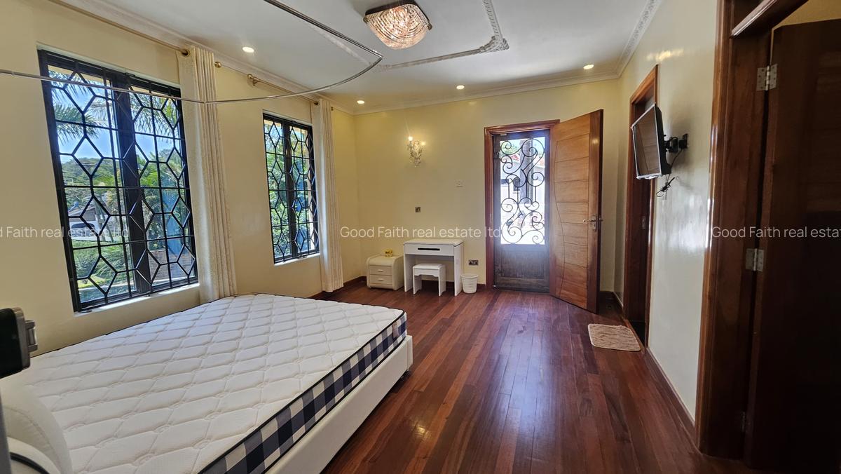 5 Bed House with En Suite in Runda - 11