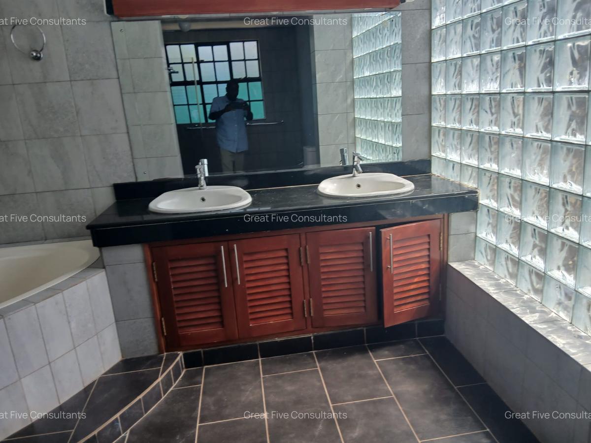 4 Bed Villa with En Suite in Runda - 11