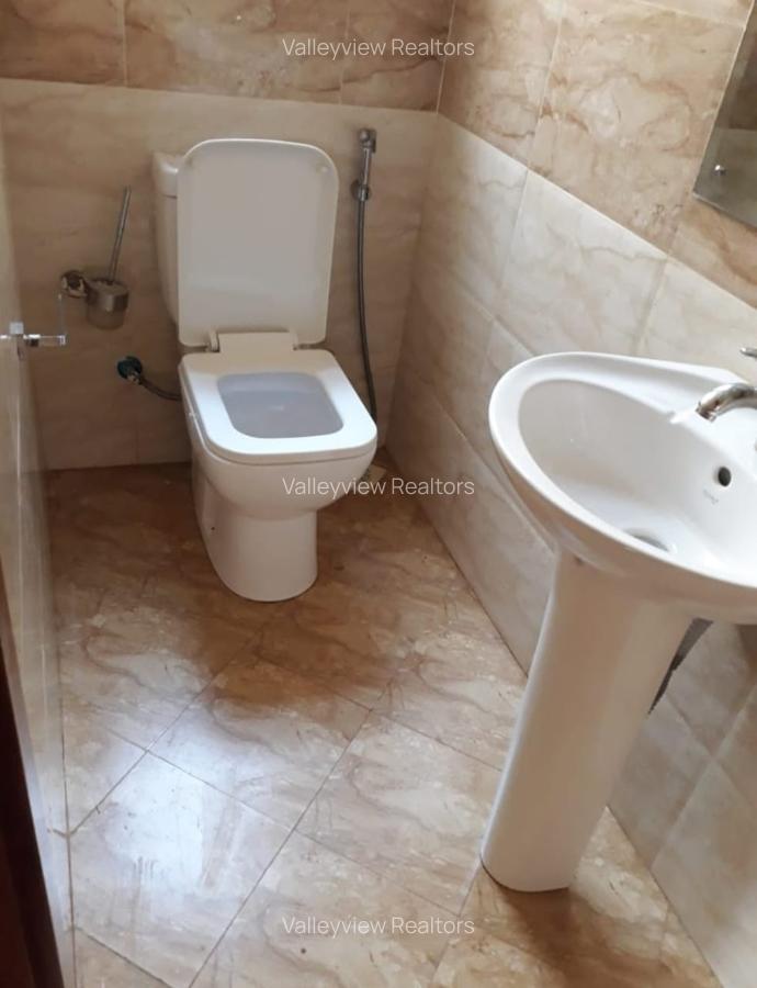 4 Bed Townhouse with En Suite at Lavington - 16