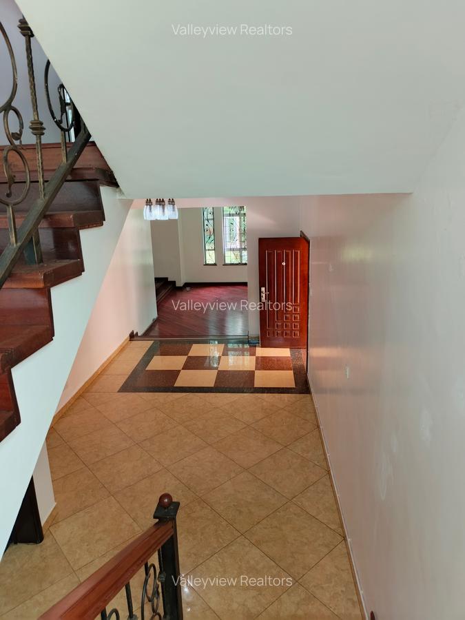 5 Bed Townhouse with En Suite at Lavington - 20