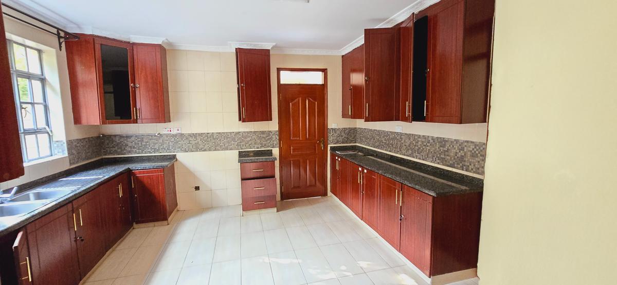 5 Bed Townhouse with En Suite at Lavington - 16