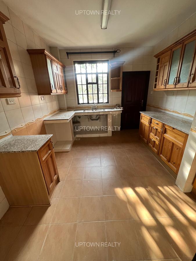 3 Bed Apartment with En Suite at Lavington - 7