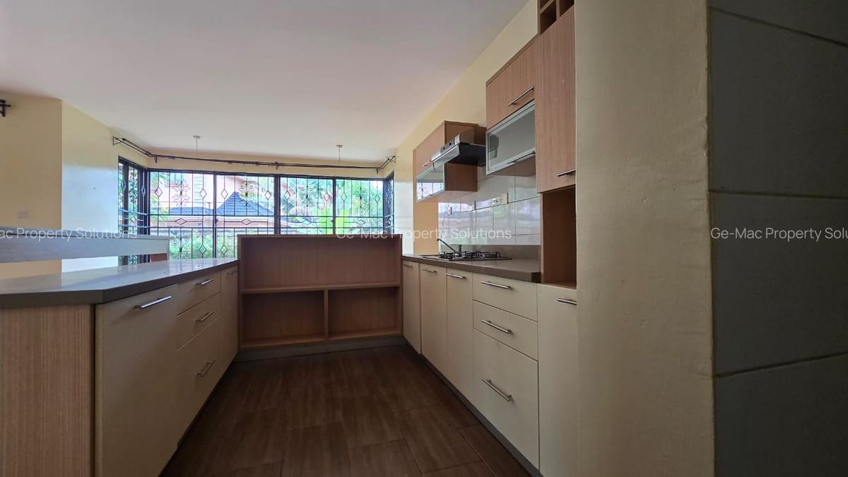 4 Bed House with En Suite in Garden Estate - 17