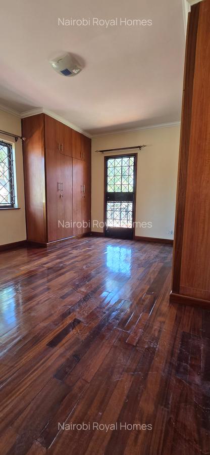5 Bed Townhouse with En Suite at Lavington Off Convent - 9