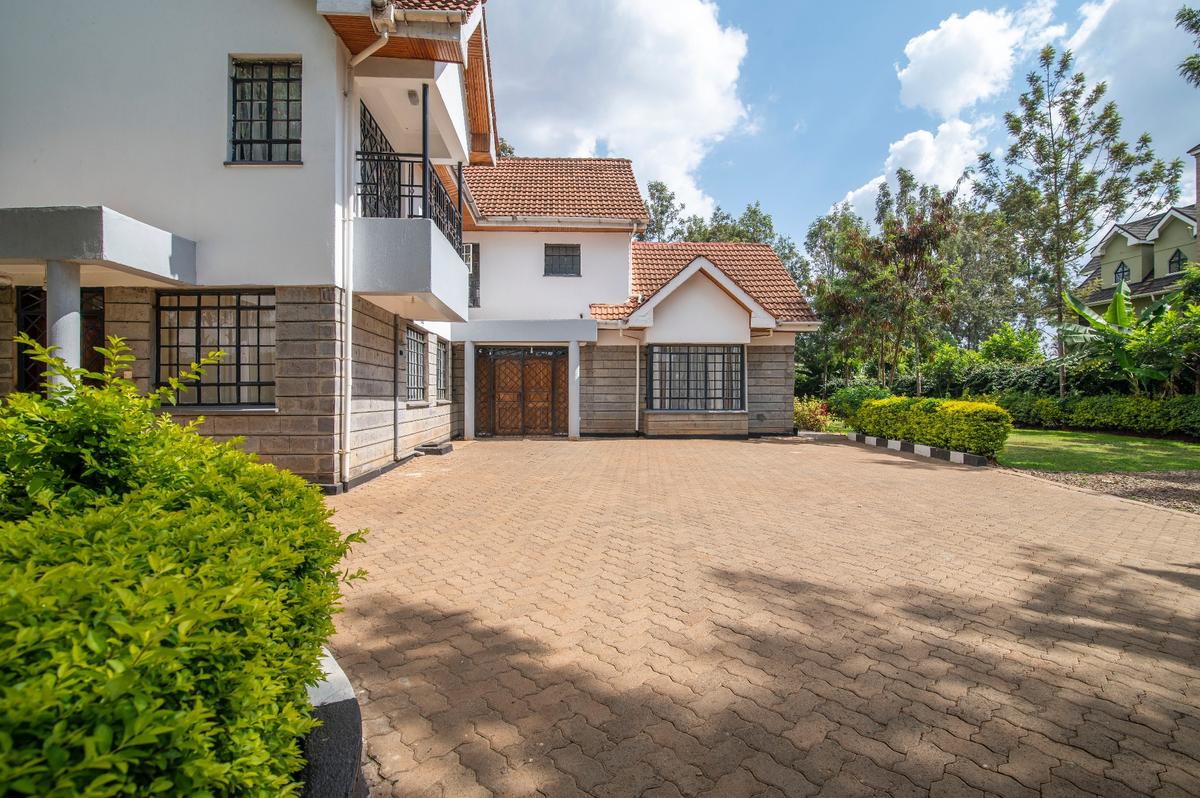 5 Bed House with En Suite in Garden Estate - 6