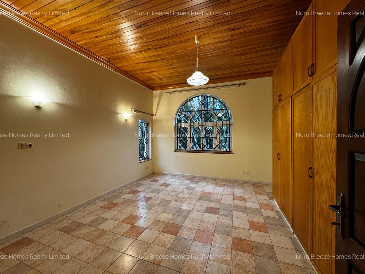 5 Bed House with En Suite in Hill View - 13