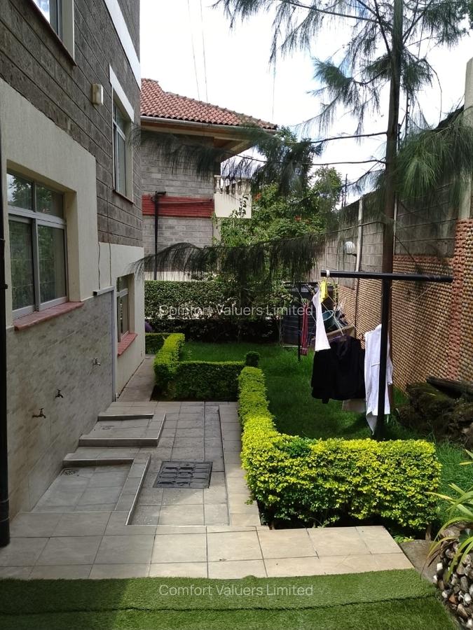 5 Bed House with En Suite at Lavington Green - 7