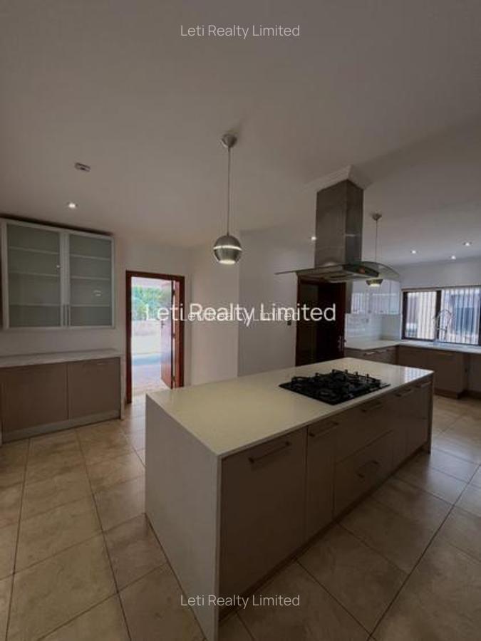 5 Bed Townhouse with En Suite in Lavington - 3