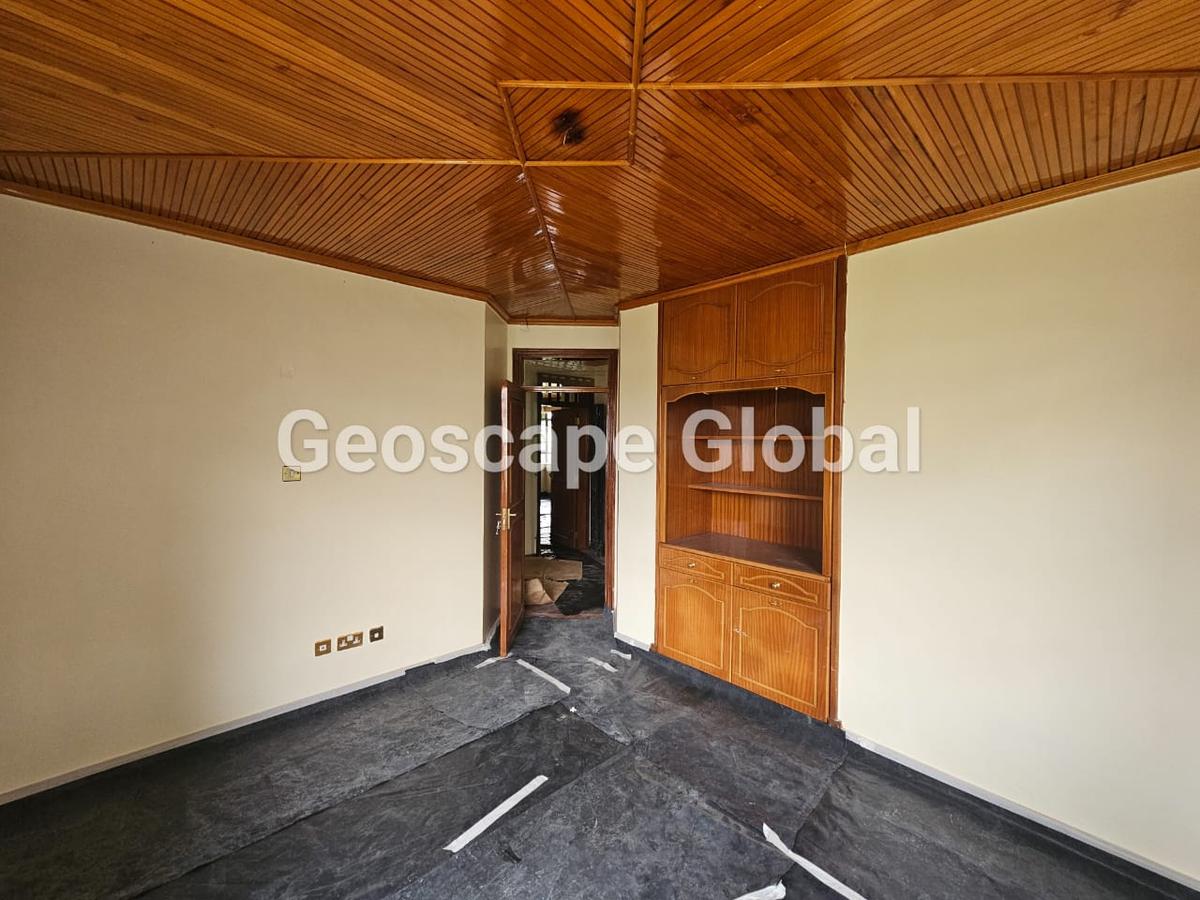 5 Bed House with En Suite at Nyari - 10