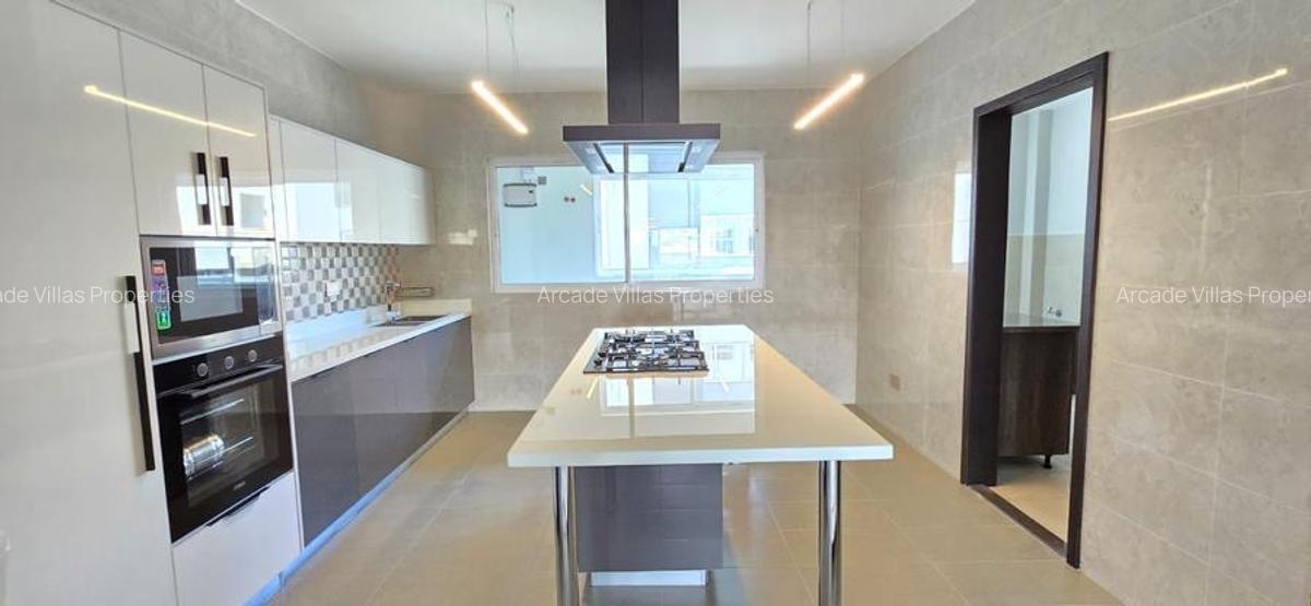 3 Bed Apartment with En Suite in Riverside - 4