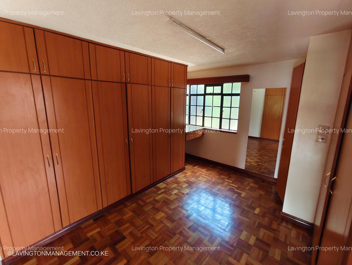 5 Bed House with En Suite at Lavington Green - 10