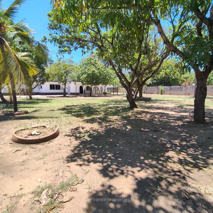 1 ac Commercial Property with Service Charge Included at 3Rd Avanue - 5