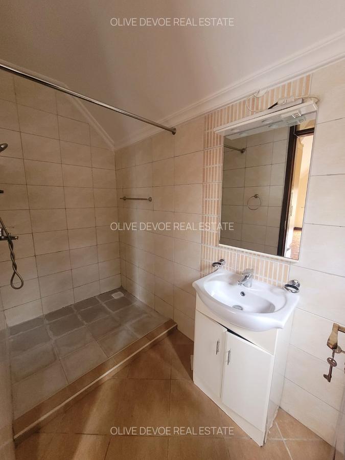 6 Bed Townhouse with En Suite in Lavington - 8