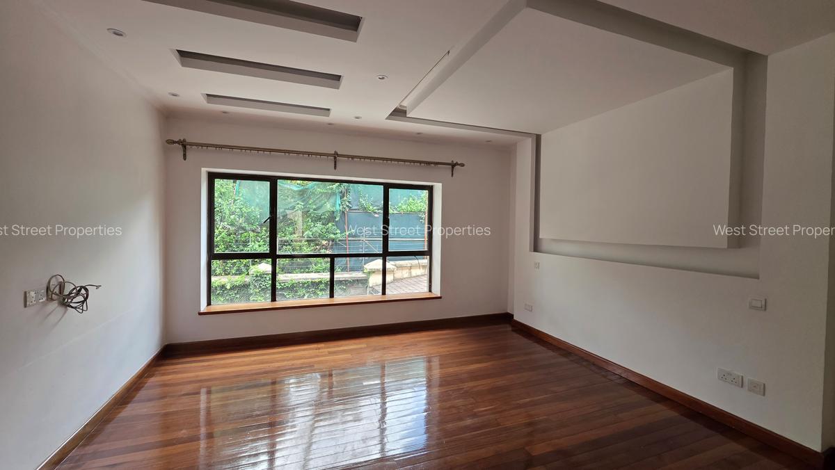 5 Bed Villa with En Suite at Lavington - 17