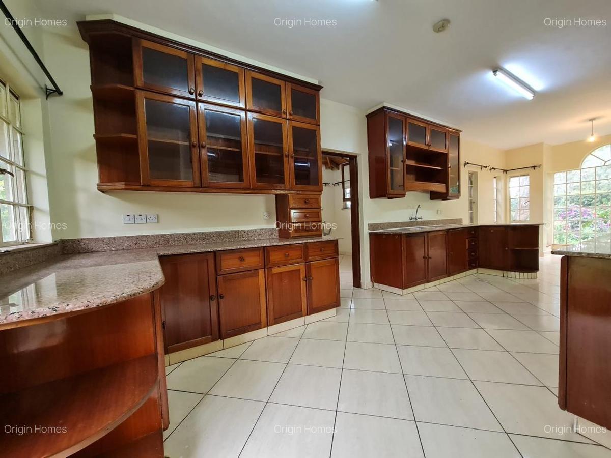 5 Bed House with En Suite at Rosslyn - 5