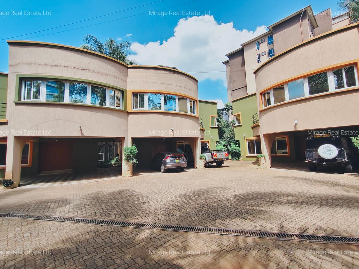 4 Bed Villa with En Suite in Riverside - 2