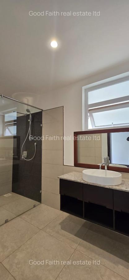 5 Bed House with En Suite in Runda - 13