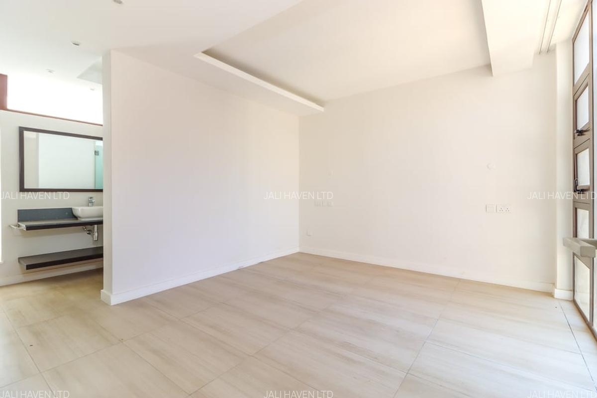 4 Bed Villa with En Suite in Lavington - 7