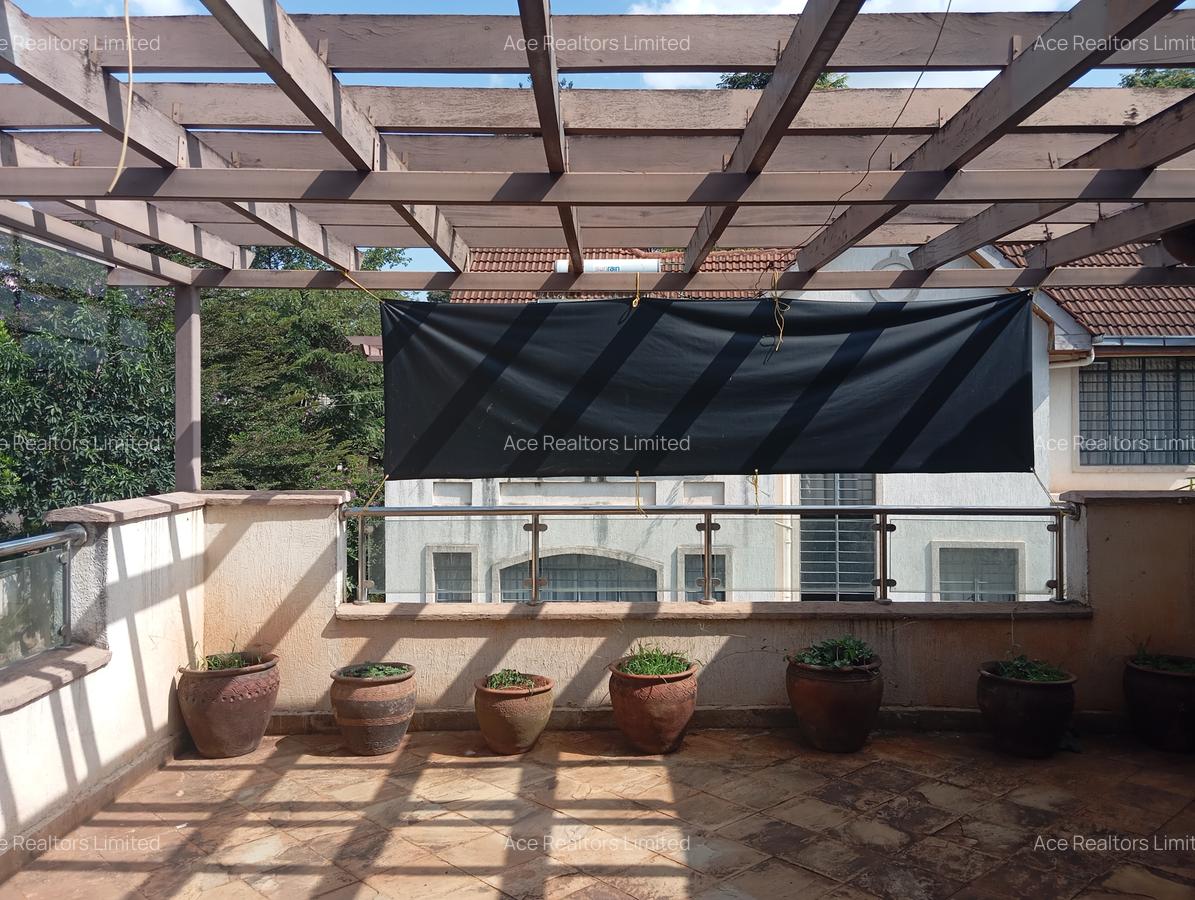 5 Bed Townhouse with En Suite at Lavington - 12