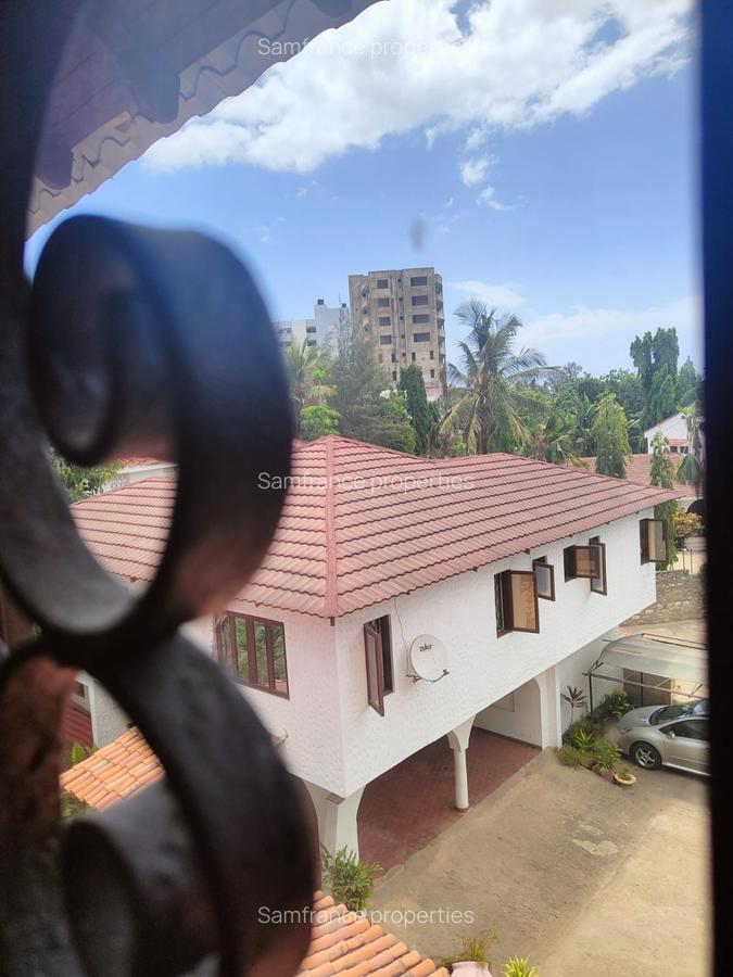 4 Bed Villa with En Suite at Links Road - 7