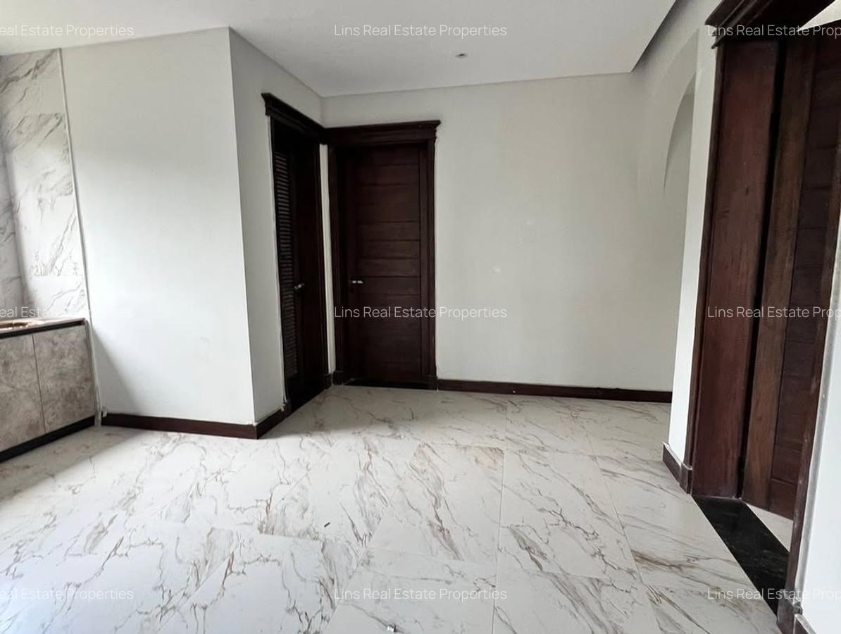 5 Bed House with En Suite in Nyari - 5