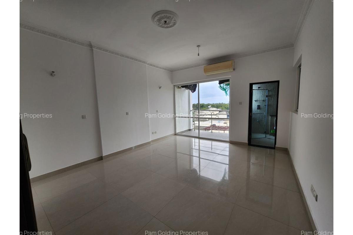 3 Bed Apartment with En Suite at Greenwood Drive - 6