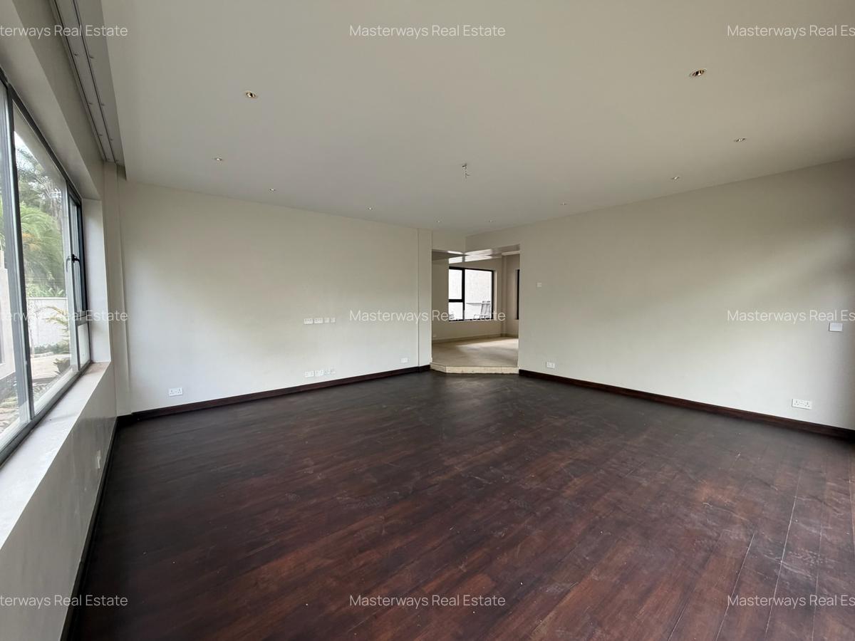 5 Bed Villa with En Suite in Lavington - 2