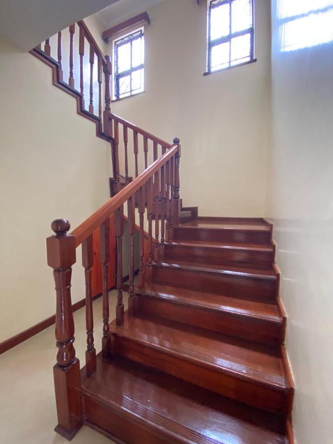 5 Bed Townhouse with En Suite at Lavington - 12