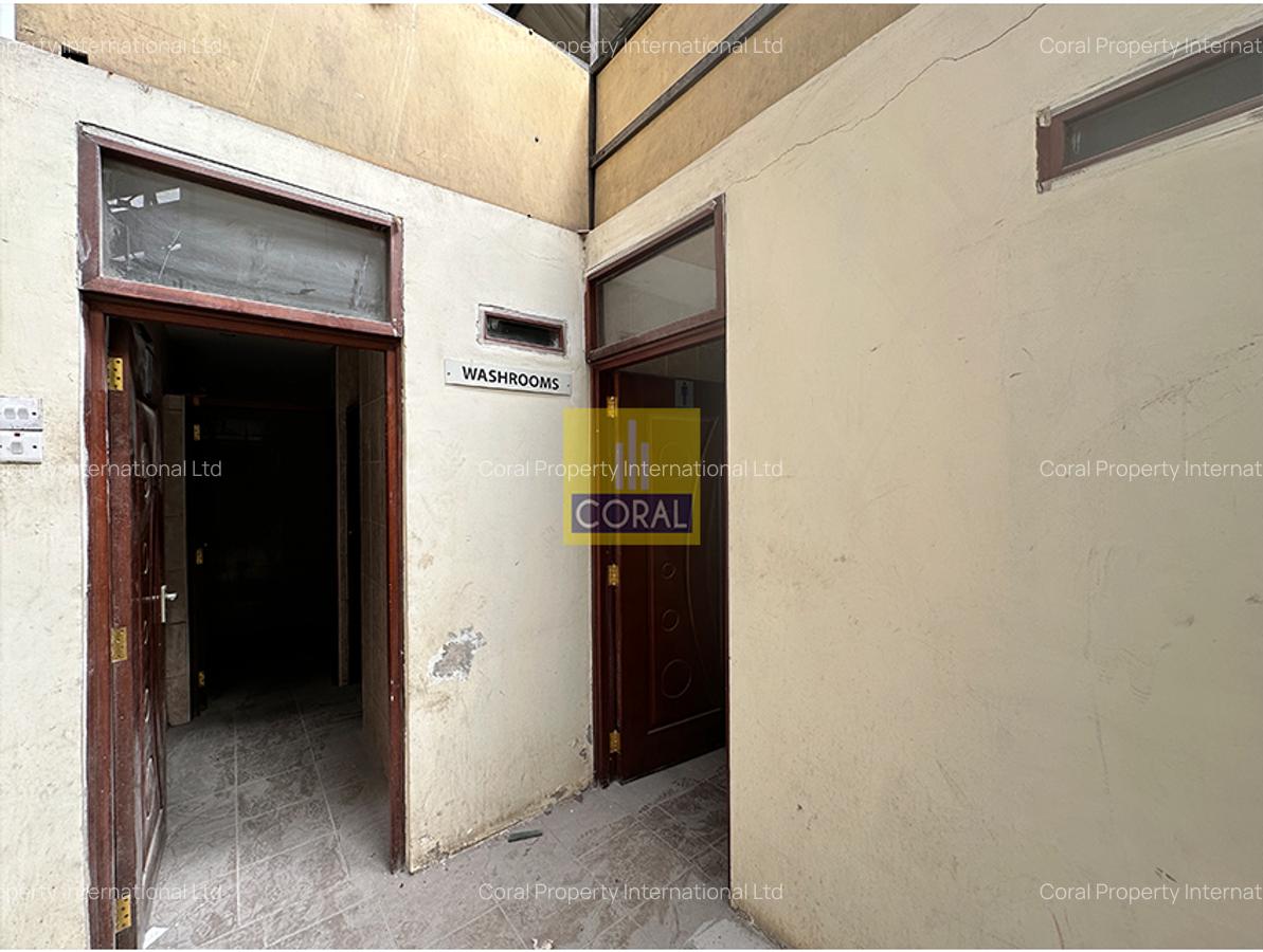 29,825 ft² Warehouse in Industrial Area - 9