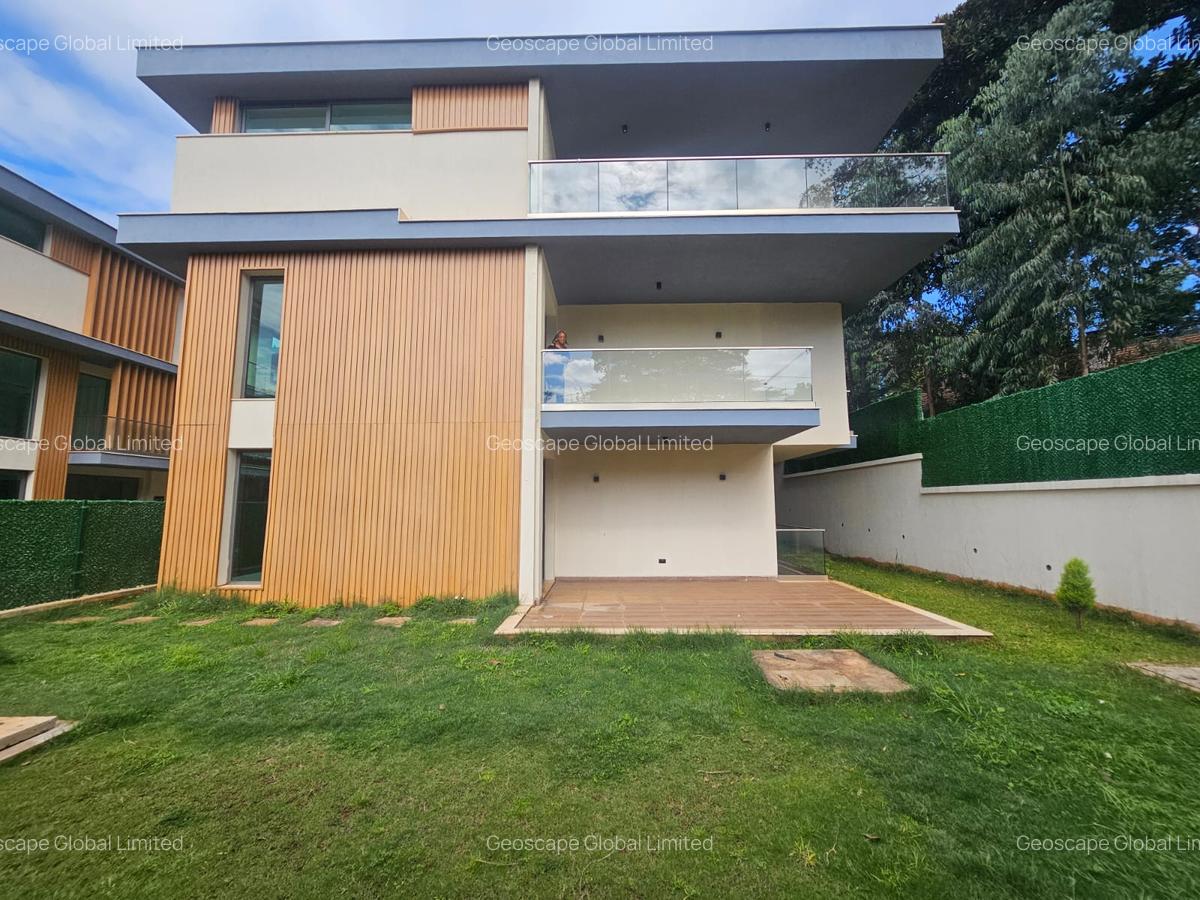 5 Bed House with En Suite in Lavington - 1