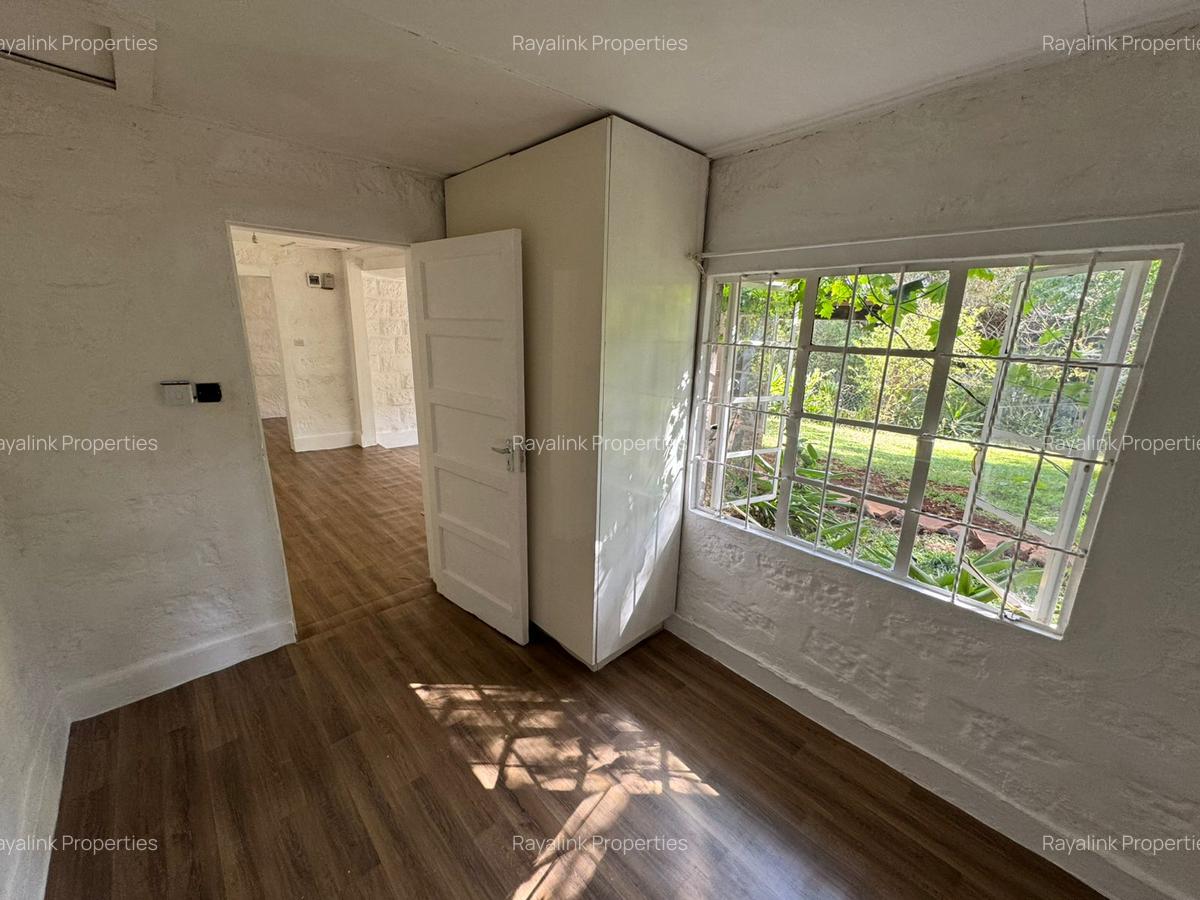 1 Bed House with En Suite at Karen - 7