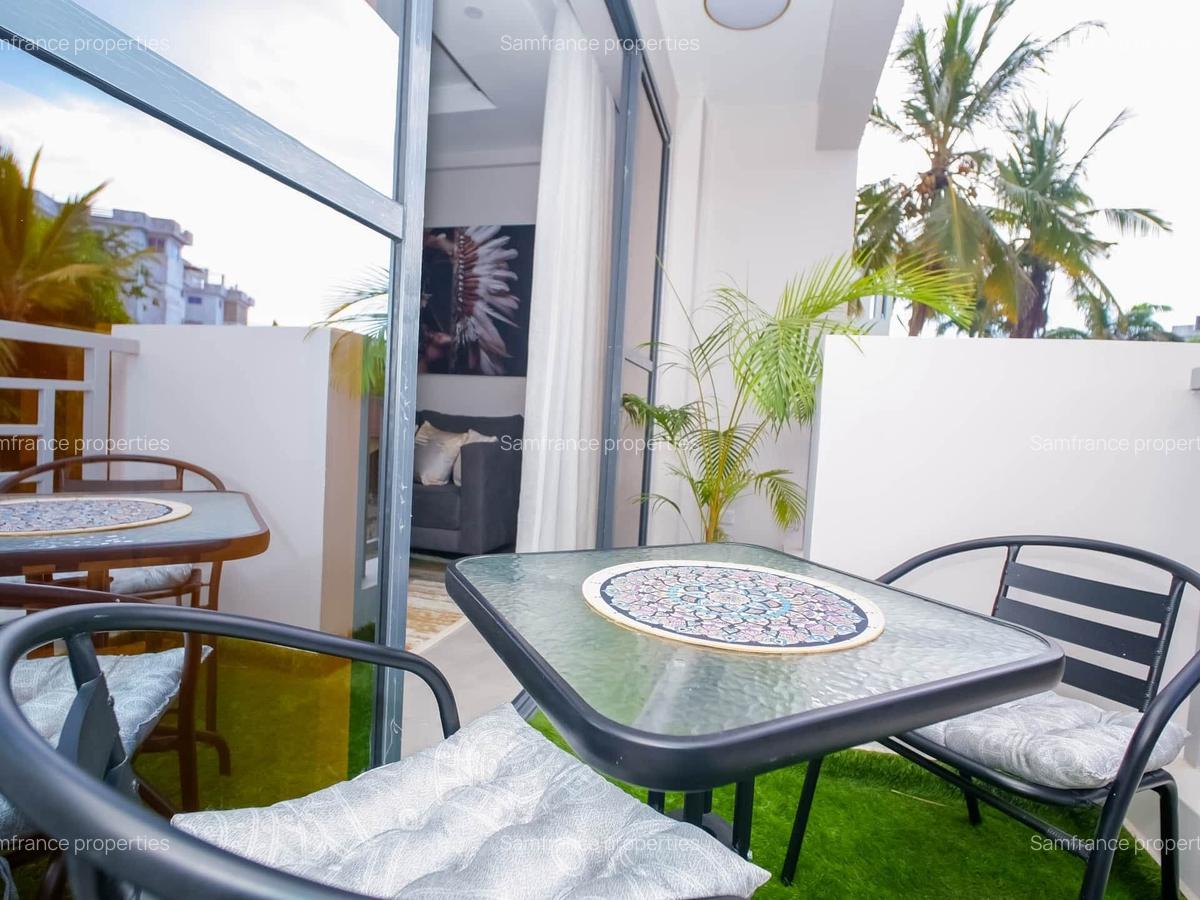 Serviced 2 Bed Apartment with En Suite at 1St Avanue - 10