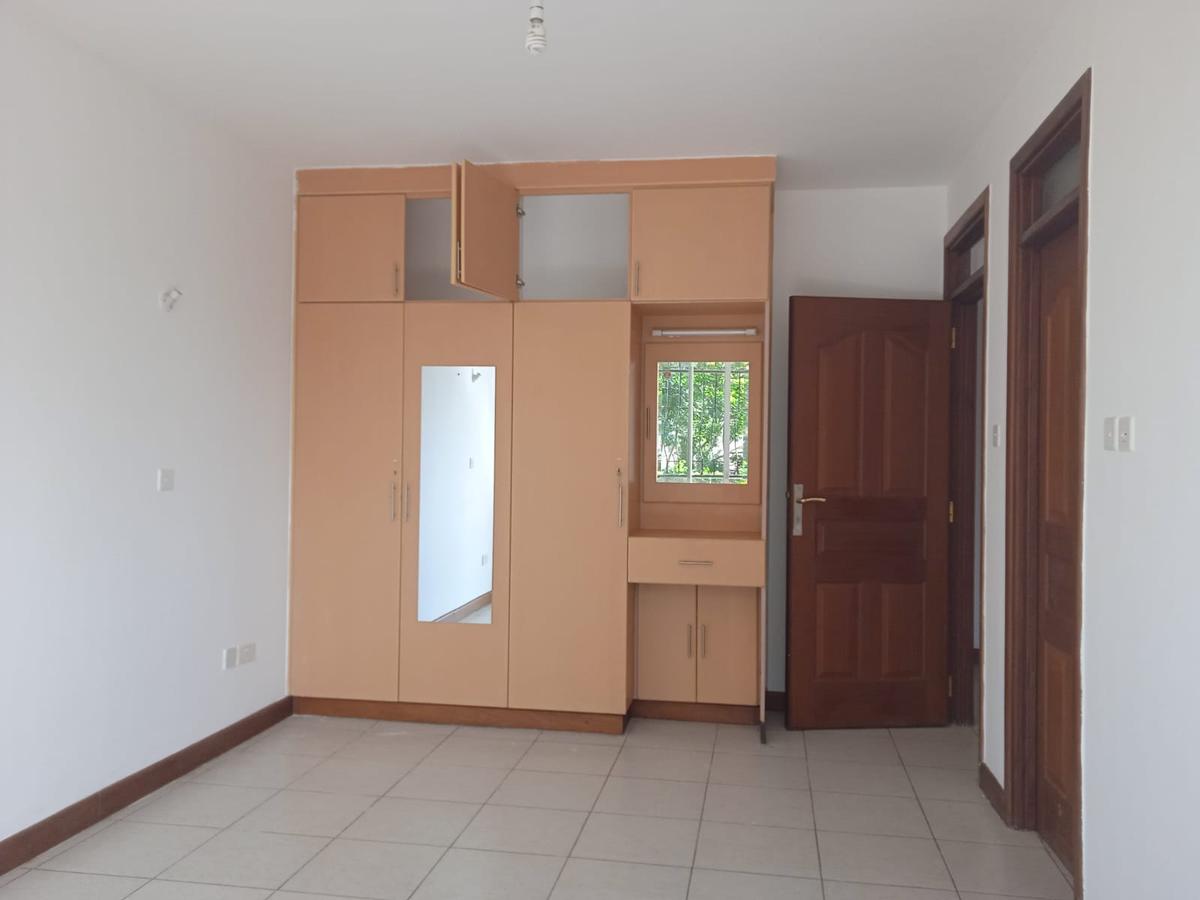 4 Bed Apartment with En Suite in Parklands - 5