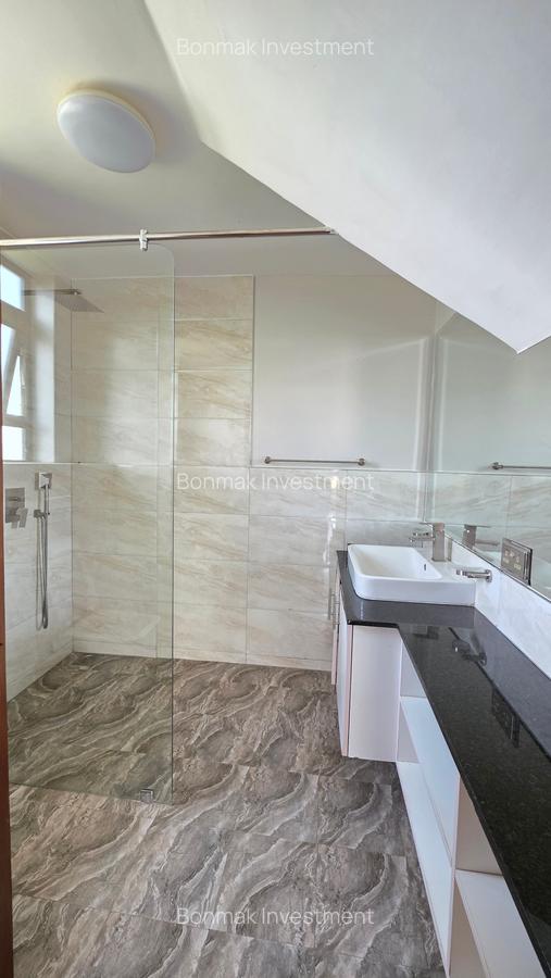 4 Bed Apartment with En Suite at Riverside Drive - 17