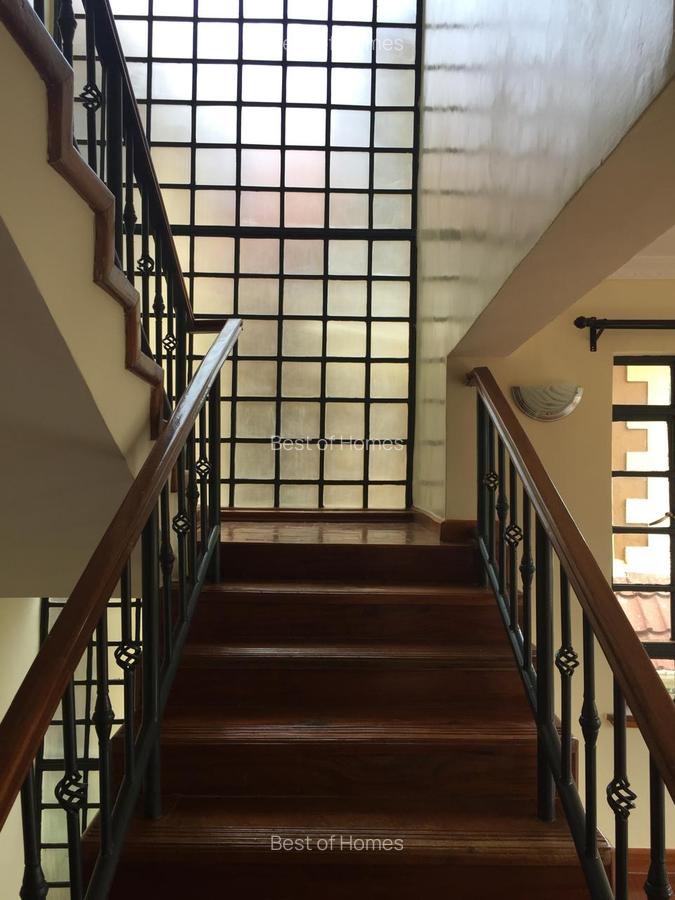 4 Bed Villa with En Suite in Redhill - 12