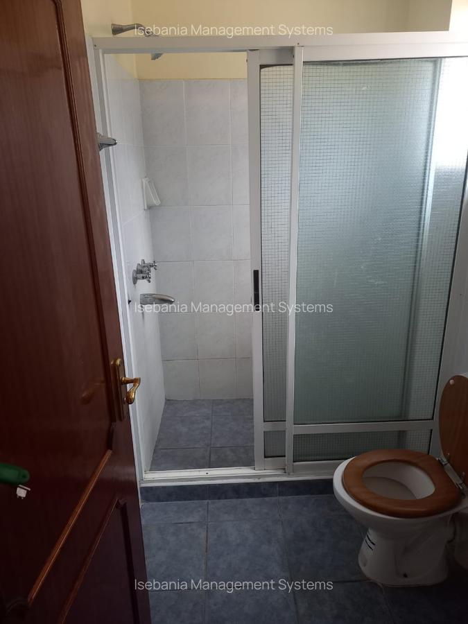 4 Bed House with En Suite at - 13