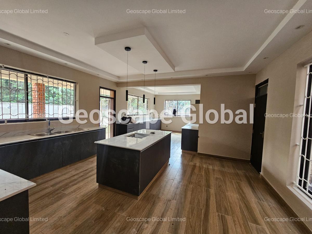 5 Bed House with En Suite in Spring Valley - 11