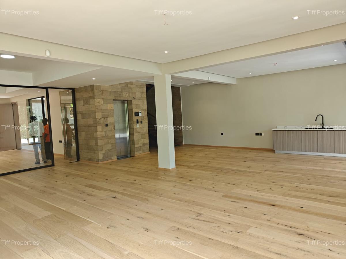 6 Bed House in Nyari - 2